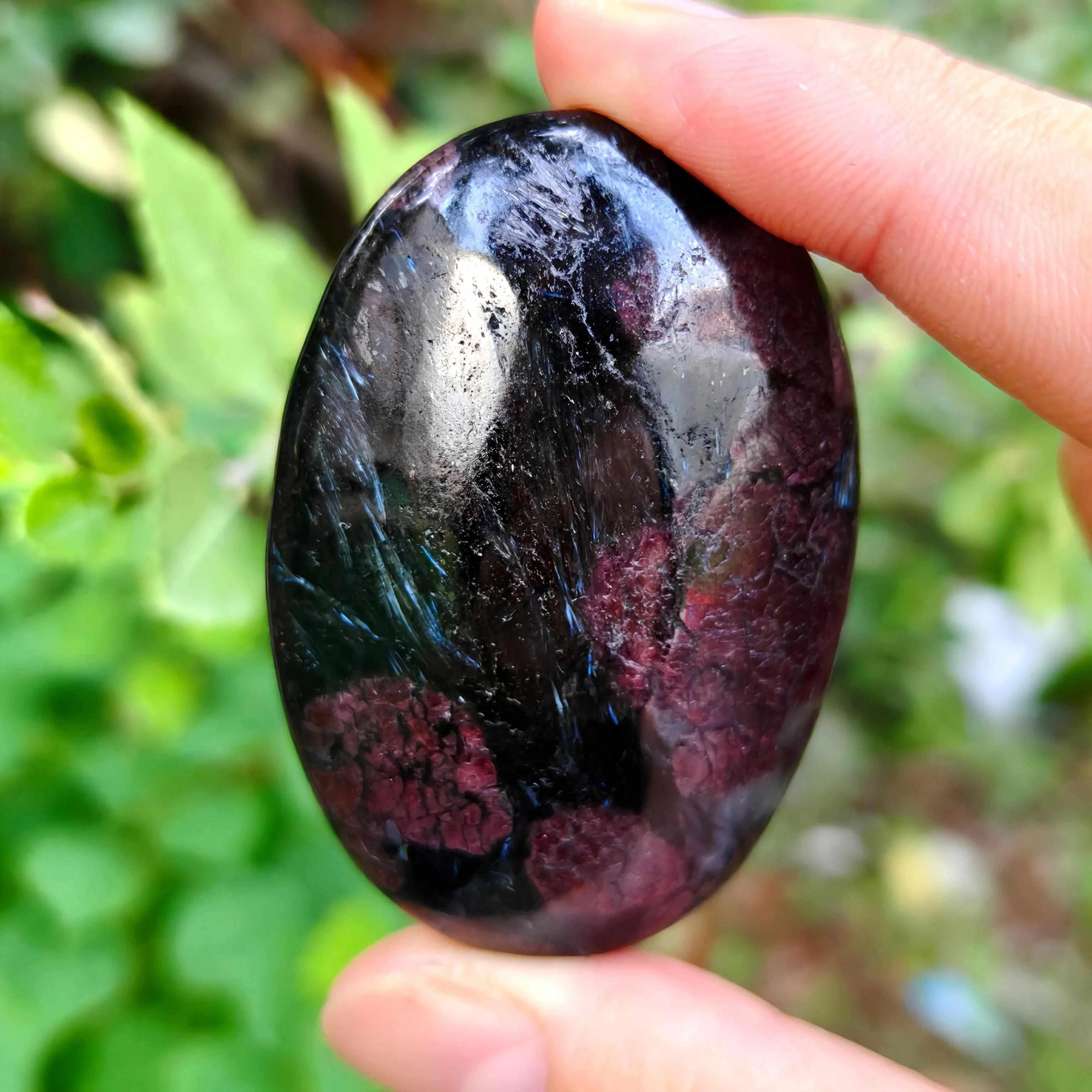 心の融解（Garnet）天然石 テクスチャーアート キャンバス Firework Garnet Crystal Palm Stone for Root Chakra