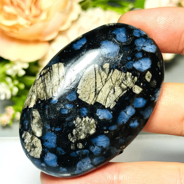 Quesera Palm-Crystal with healing blue spots and metallic inclusions for positive energy.