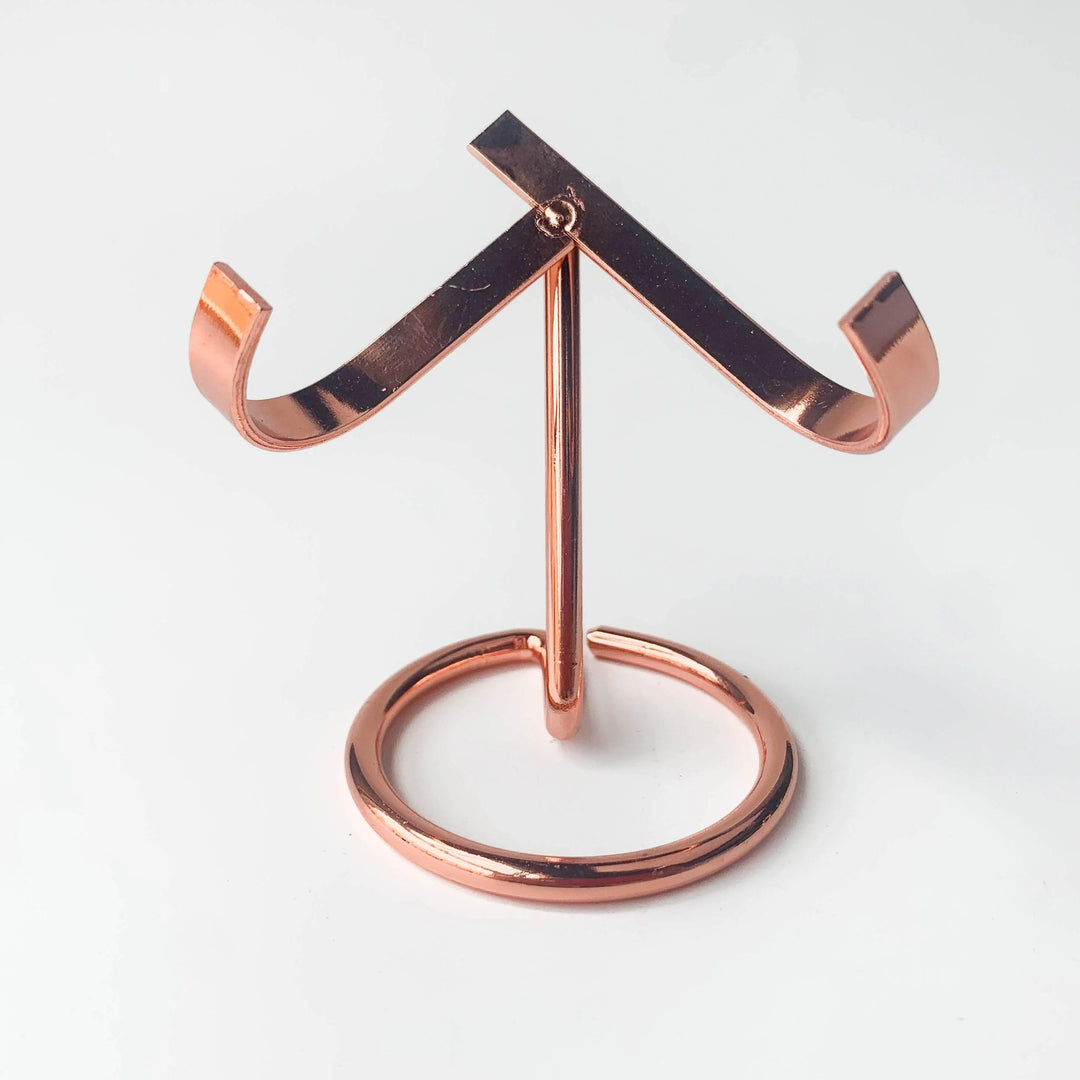 Rose gold metal heart-shaped crystal sphere display stand, elegant and practical.