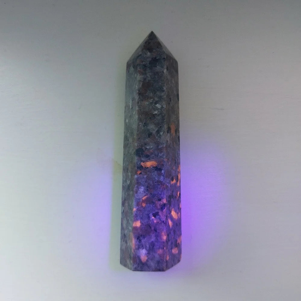 Yooperlite Crystal Tower UV Reactive Glowing Stone