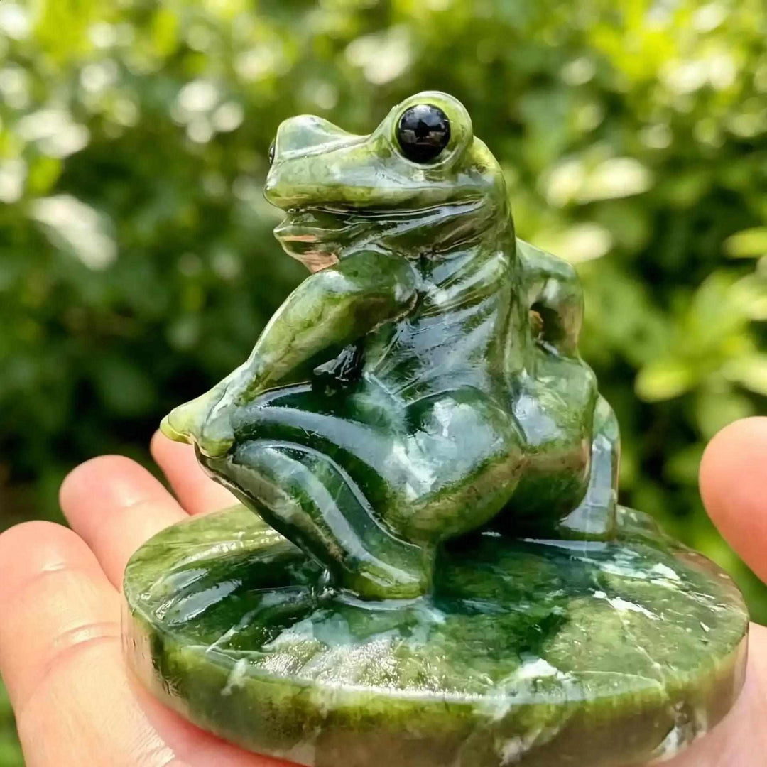 Hand-carved serpentine frog statue, a 50-60mm green crystal figurine for heart chakra balance and emotional renewal.